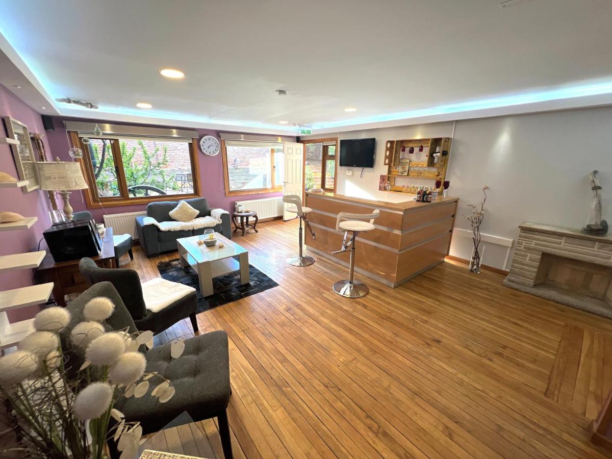 Appartamento Incredible Downtown Duplex With Interior Backyard Punta Arenas Esterno foto
